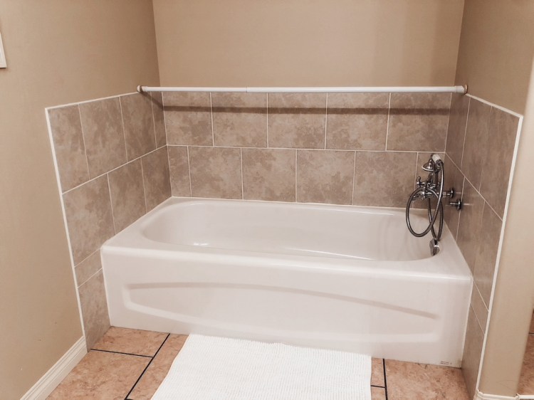 Bathtub in the master bathroom