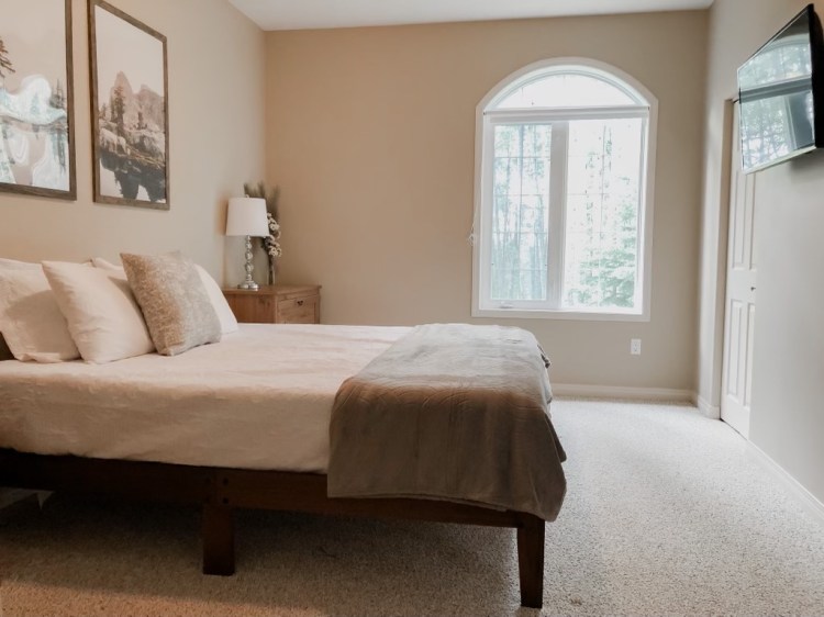 King bed with window overlooking the backyard on North Buck Lake