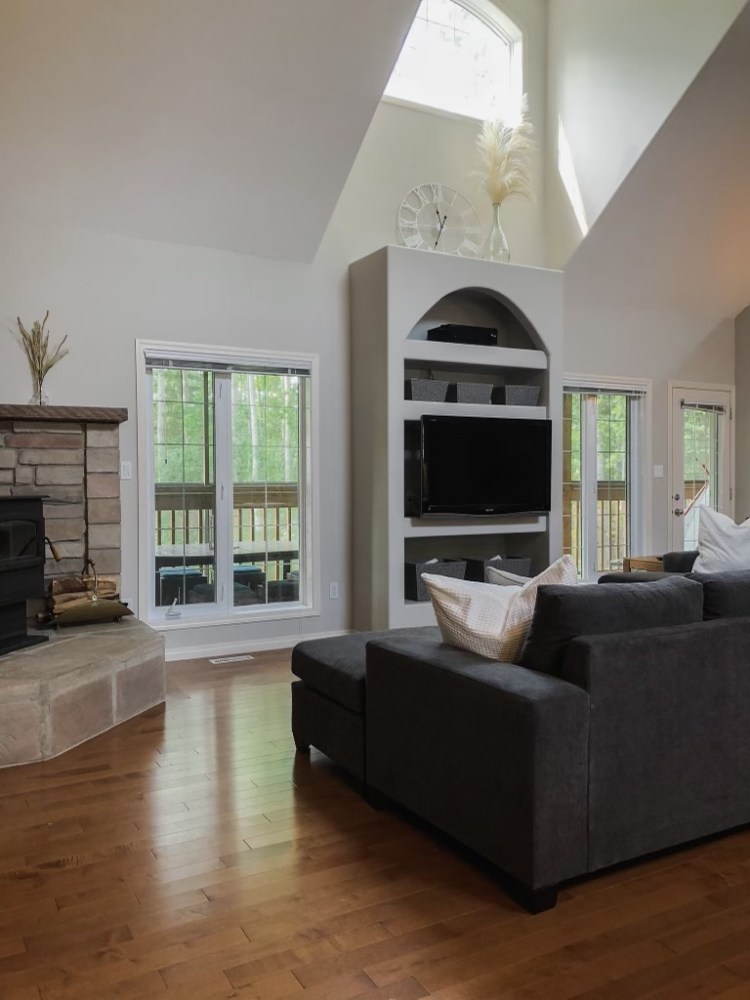 Living room with vaulted ceilings in this Alberta cottage for rent